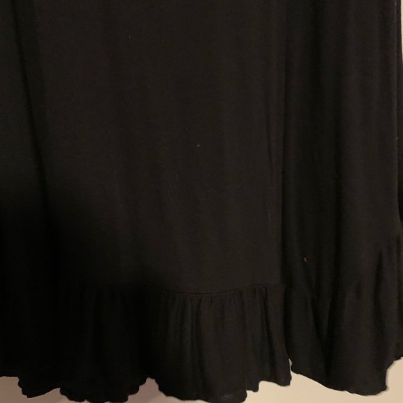 💕💕3 for $22💕💕Black Ruffle Top - Picture 2 of 3